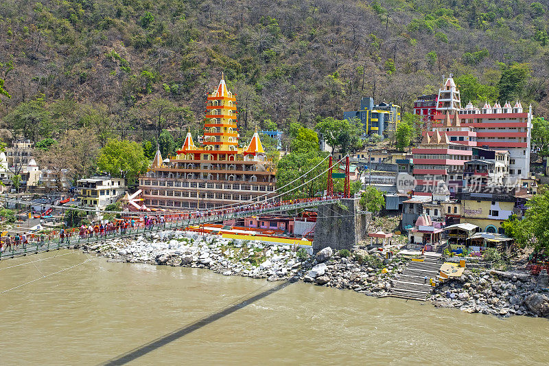 在印度恒河的Laxman Jhula画桥和寺庙